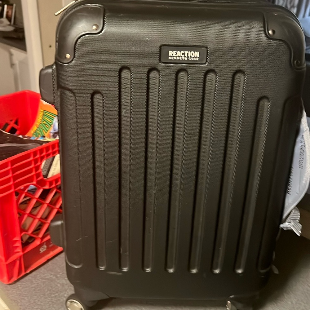COPY - Kenneth Cole reaction suitcase